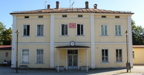 https://www.literaturportal-bayern.de/images/lpbblogs/LiB/klein/LiB147_Bahnhof_Friedberg_500.jpg