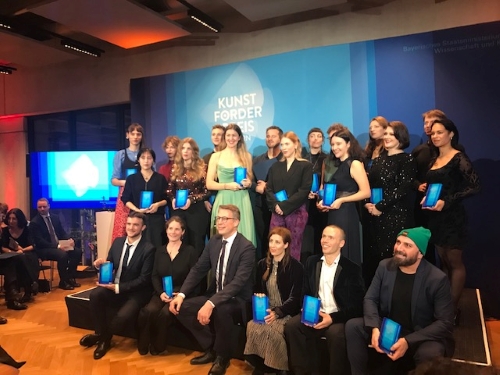 https://www.literaturportal-bayern.de/images/lpbblogs/autorblog/2025/Kunstpreis-Gruppenbild_500.jpg#joomlaImage://local-images/lpbblogs/autorblog/2025/Kunstpreis-Gruppenbild_500.jpg?width=500&height=375
