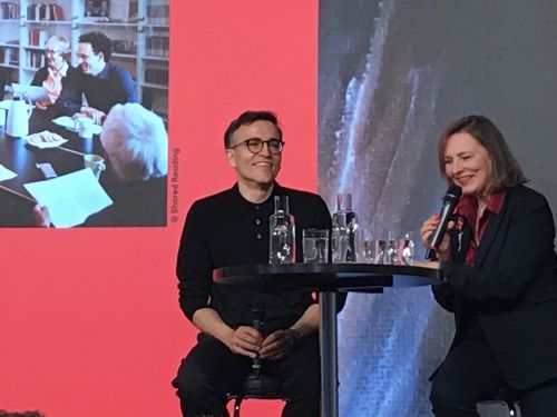 https://www.literaturportal-bayern.de/images/lpbblogs/autorblog/2025/LitfestErffnung2025_500.jpg#joomlaImage://local-images/lpbblogs/autorblog/2025/LitfestErffnung2025_500.jpg?width=500&height=375