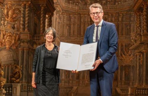 https://www.literaturportal-bayern.de/images/lpbblogs/autorblog/2025/klein/Jean-Paul-Preisverleihung--6619_500.jpg#joomlaImage://local-images/lpbblogs/autorblog/2025/klein/Jean-Paul-Preisverleihung--6619_500.jpg?width=500&height=325