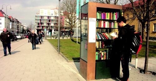 https://www.literaturportal-bayern.de/images/lpbblogs/corona/klein/bookcase_500.jpg