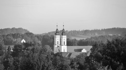 https://www.literaturportal-bayern.de/images/lpbblogs/instblog/2016/klein/kosterirsee_kirche2_01_sw_500.jpg