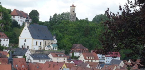 https://www.literaturportal-bayern.de/images/lpbblogs/instblog/2017/klein/Ansicht-Waischenfeld-Burg_500.jpg