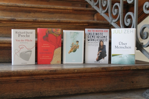 https://www.literaturportal-bayern.de/images/lpbblogs/instblog/2021/klein/bayerischer_buchpreis_2021_publikumspreis_dach500.jpg