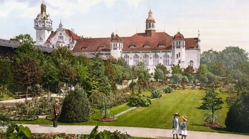 https://www.literaturportal-bayern.de/images/lpbblogs/instblog/2022/klein/Kolberg_Strandschloss_Rosengarten_1900_500.jpg