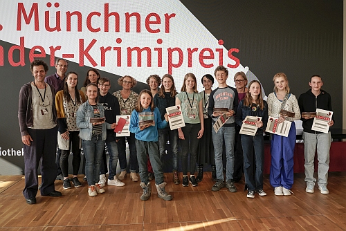 https://www.literaturportal-bayern.de/images/lpbblogs/instblog/2023/klein/Gewinnerfoto_krimipreis_2023_500.jpg