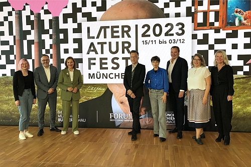 https://www.literaturportal-bayern.de/images/lpbblogs/instblog/2023/klein/LitFestMuenchen2023_Gruppenbild_500.jpg#joomlaImage://local-images/lpbblogs/instblog/2023/klein/LitFestMuenchen2023_Gruppenbild_500.jpg?width=500&height=333