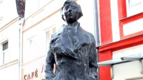 https://www.literaturportal-bayern.de/images/lpbblogs/instblog/2023/klein/ing_fleistatue_fp_500.jpg