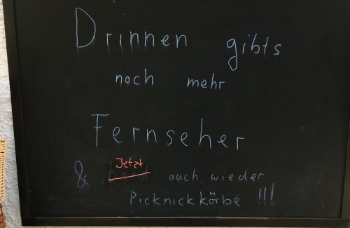https://www.literaturportal-bayern.de/images/lpbblogs/instblog/2024/Klein/Tafel-Cafe-Schreibtisch_500.jpg#joomlaImage://local-images/lpbblogs/instblog/2024/Klein/Tafel-Cafe-Schreibtisch_500.jpg?width=500&height=325