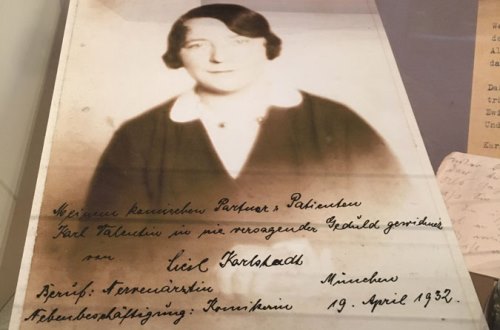 https://www.literaturportal-bayern.de/images/lpbblogs/instblog/2024/Klein/liesl_karlstadt-fotografie-aus-dem-Karlstadt-Valentin-musaeum_500.jpg#joomlaImage://local-images/lpbblogs/instblog/2024/Klein/liesl_karlstadt-fotografie-aus-dem-Karlstadt-Valentin-musaeum_500.jpg?width=500&height=330
