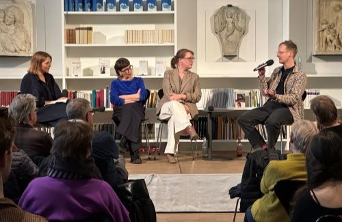 https://www.literaturportal-bayern.de/images/lpbblogs/instblog/2025/gross/Am%20Schnittpunkt_neu_500.jpg