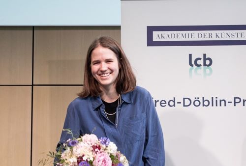 https://www.literaturportal-bayern.de/images/lpbblogs/instblog/2025/gross/SophiaMerwald_Dblin-Preis_500_1.jpg