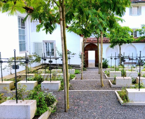 https://www.literaturportal-bayern.de/images/lpbblogs/instblog/2025/klein/Innenfriedhof-Kloster-Maria-Opferung-Zug-Schweiz_500.jpg#joomlaImage://local-images/lpbblogs/instblog/2025/klein/Innenfriedhof-Kloster-Maria-Opferung-Zug-Schweiz_500.jpg?width=500&height=412