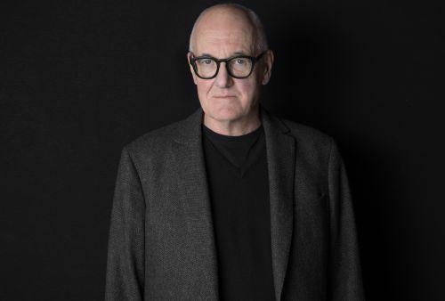 https://www.literaturportal-bayern.de/images/lpbblogs/instblog/2025/klein/MichaelDonhauser_DinoIgnani_2025_500.jpg