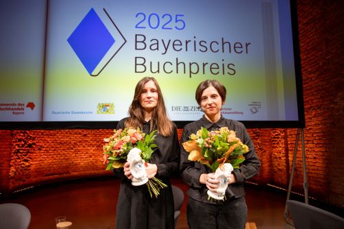 https://www.literaturportal-bayern.de/images/lpbblogs/instblog/2025/klein/bayerischer_buchpreis_2025_500.jpg
