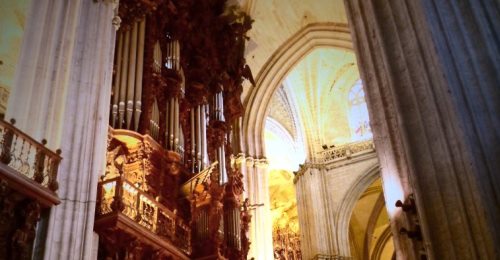 https://www.literaturportal-bayern.de/images/lpbblogs/loge/klein/loge503_Sevilla_Kathedrale_Orgel_500.jpg