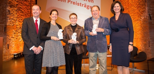 https://www.literaturportal-bayern.de/images/lpbblogs/redaktion/2015/klein/bayerischer_buchpreis_500.jpg