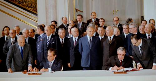 https://www.literaturportal-bayern.de/images/lpbblogs/redaktion/2022/klein/Nixon_and_Brezhnev_sign_ABM_treaty_and_SALT_agreement_500.jpg