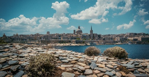 https://www.literaturportal-bayern.de/images/lpbblogs/redaktion/2023/klein/travel-malta_500.jpg