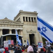 images/lpbblogs/redaktion/2025/klein/Knigsplatz_Demo_Katz_170.jpg#joomlaImage://local-images/lpbblogs/redaktion/2025/klein/Knigsplatz_Demo_Katz_170.jpg?width=170&height=170