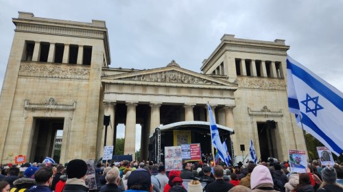 https://www.literaturportal-bayern.de/images/lpbblogs/redaktion/2025/klein/Knigsplatz_Demo_Katz_500.jpg#joomlaImage://local-images/lpbblogs/redaktion/2025/klein/Knigsplatz_Demo_Katz_500.jpg?width=500&height=280