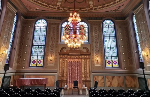 https://www.literaturportal-bayern.de/images/lpbblogs/redaktion/2025/klein/Synagoge_vorne_500.jpg#joomlaImage://local-images/lpbblogs/redaktion/2025/klein/Synagoge_vorne_500.jpg?width=500&height=325