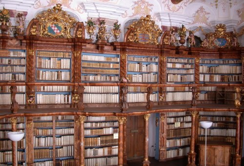 https://www.literaturportal-bayern.de/images/lpbinstitutions/NeubSB_saal_500.jpg