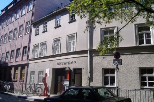 https://www.literaturportal-bayern.de/images/lpbinstitutions/brechthaus_strasse_500.jpg