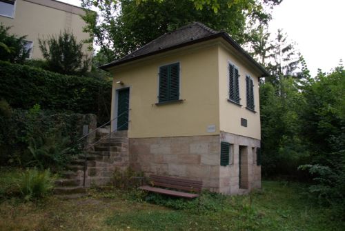 https://www.literaturportal-bayern.de/images/lpbinstitutions/erlangen_platenhaeuschen_wikifree_500.jpg#joomlaImage://local-images/lpbinstitutions/erlangen_platenhaeuschen_wikifree_500.jpg?width=500&height=335