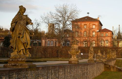 https://www.literaturportal-bayern.de/images/lpbinstitutions/stadtbuecherei_veitshoechheim_haus_parkseite_lpb_500.jpg