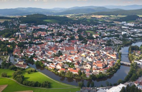 https://www.literaturportal-bayern.de/images/lpbplaces/2015/klein/Cham_Stadtpanorama_500.JPG#joomlaImage://local-images/lpbplaces/2015/klein/Cham_Stadtpanorama_500.JPG?width=500&height=325