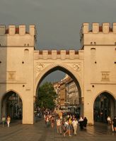 https://www.literaturportal-bayern.de/images/lpbplaces/2015/klein/street_Karlstor_night_164.jpg