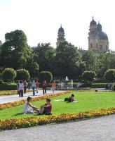 https://www.literaturportal-bayern.de/images/lpbplaces/2015/klein/street_Theatinerkirche_Hofgarten1_164.jpg