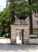 https://www.literaturportal-bayern.de/images/lpbplaces/2020/klein/Abb_01_Friedhof_164.jpg