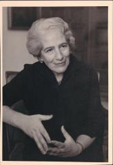 https://www.literaturportal-bayern.de/images/lpbplaces/2021/klein/Weil_Grete_GWF1_mitHandenimVordergrund_klein.jpg