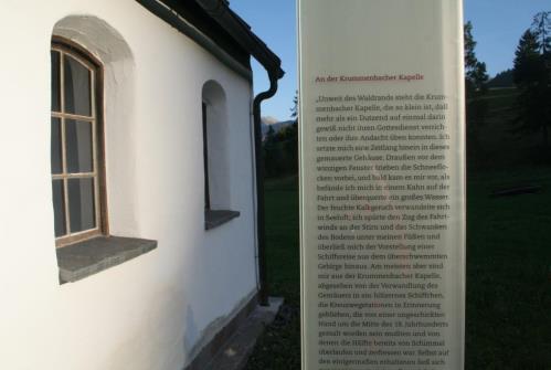 https://www.literaturportal-bayern.de/images/lpbplaces/2022/klein/Sebald_Weg_Stele_3_An_der_Krummenbacher_Kapelle_Nahansicht_Mair_500.jpg