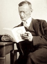 https://www.literaturportal-bayern.de/images/lpbplaces/2024/klein/Hermann_Hesse_1927_164.jpg#joomlaImage://local-images/lpbplaces/2024/klein/Hermann_Hesse_1927_164.jpg?width=164&height=220