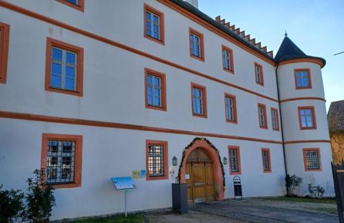 https://www.literaturportal-bayern.de/images/lpbplaces/2025/klein/K800_St._1_Schloss_in_Trabelsdorf-1_500.jpg#joomlaImage://local-images/lpbplaces/2025/klein/K800_St._1_Schloss_in_Trabelsdorf-1_500.jpg?width=500&height=325