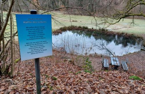 https://www.literaturportal-bayern.de/images/lpbplaces/2025/klein/K800_St._4_FriedleinsbrunnenGedicht_Hlfte_des_Lebens_500.jpg#joomlaImage://local-images/lpbplaces/2025/klein/K800_St._4_FriedleinsbrunnenGedicht_Hlfte_des_Lebens_500.jpg?width=500&height=325