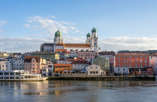 https://www.literaturportal-bayern.de/images/lpbplaces/Passau_Pixabay_500.jpg#joomlaImage://local-images/lpbplaces/Passau_Pixabay_500.jpg?width=500&height=325