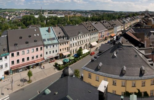 https://www.literaturportal-bayern.de/images/lpbplaces/hof_panorama_cr_500.jpg#joomlaImage://local-images/lpbplaces/hof_panorama_cr_500.jpg?width=500&height=325