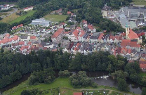 https://www.literaturportal-bayern.de/images/lpbplaces/neustadt_stadtplatztobias_500.JPG#joomlaImage://local-images/lpbplaces/neustadt_stadtplatztobias_500.JPG?width=500&height=325