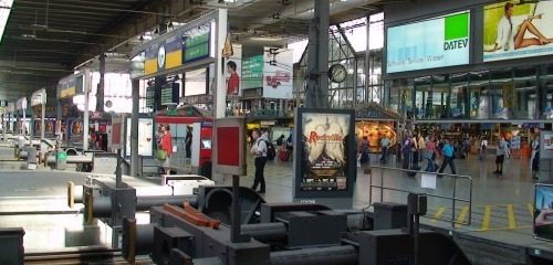 https://www.literaturportal-bayern.de/images/lpbthemes/2014/klein/krimi_9.1Bahnhof_RR_500.jpg