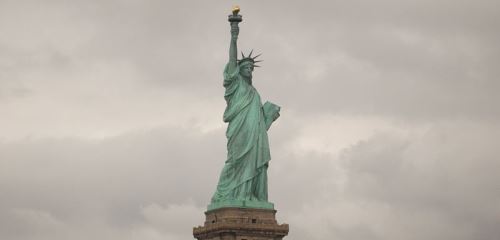 https://www.literaturportal-bayern.de/images/lpbthemes/2018/klein/Statue_of_Liberty_front_shot_500.jpg