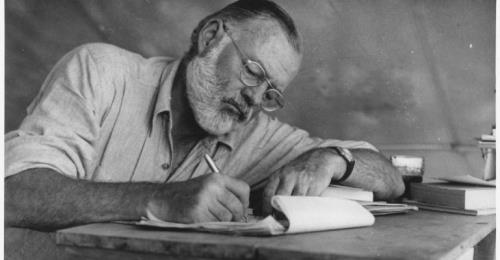 https://www.literaturportal-bayern.de/images/lpbthemes/2022/klein/Ernest_Hemingway_Writing_at_Campsite_in_Kenya_500.jpg