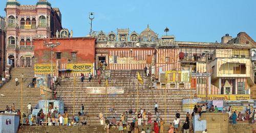 https://www.literaturportal-bayern.de/images/lpbthemes/2022/klein/Varanashi_ghat_Makalu_500.jpg