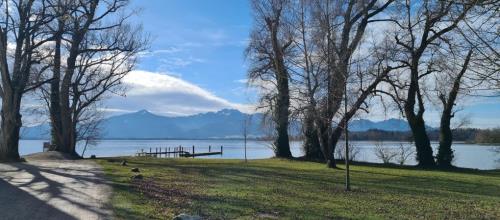 https://www.literaturportal-bayern.de/images/lpbthemes/2023/klein/Chiemsee1_500.jpg