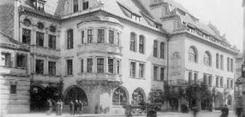 https://www.literaturportal-bayern.de/images/lpbthemes/rausch_sigalas_hofbraeuhaus.jpg