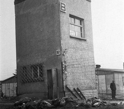 https://www.literaturportal-bayern.de/images/lpbthemes/startpage/kz_Dachau_wachtower_b_1945-04_500.jpg#joomlaImage://local-images/lpbthemes/startpage/kz_Dachau_wachtower_b_1945-04_500.jpg?width=500&height=440
